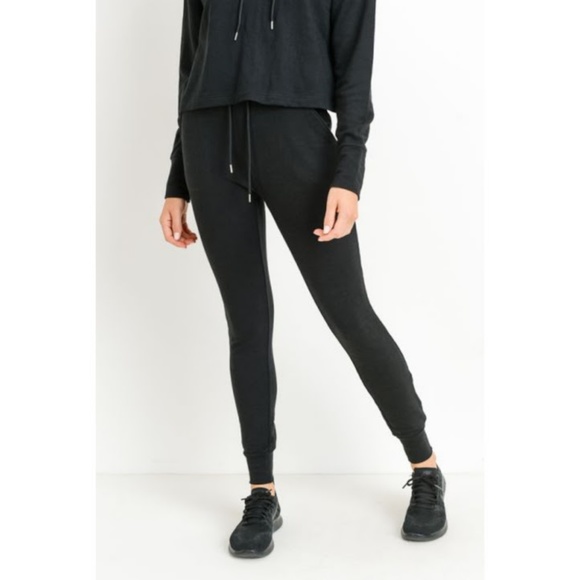 Highwaist Slim-Fit Cuffed Joggers - Picture 3 of 6